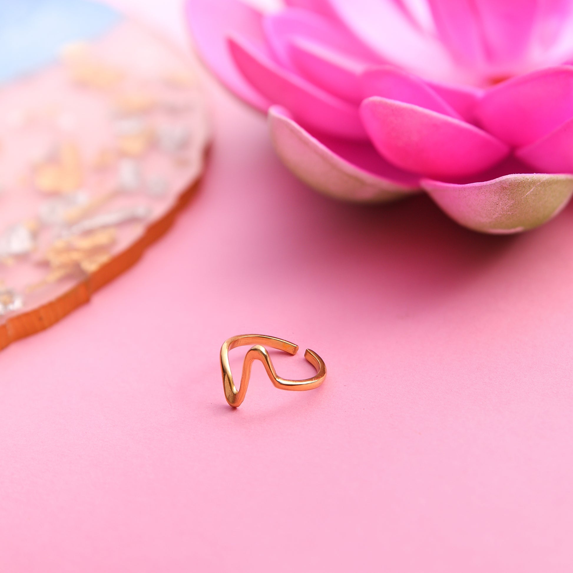 Sleek Hearline Ring